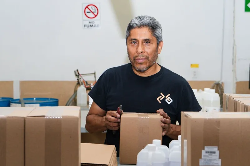 Integrante del equipo DECOART armando cajas de envío